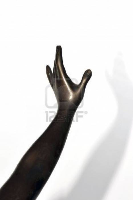 5724078-estatua-de-bronce-detalle-de-una-mujer-brazo-extendido.jpg